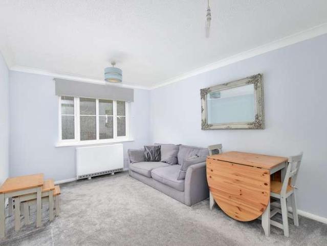 Flat for sale in Chepping Wycombe, Loudwater