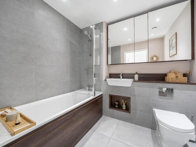Flat for sale in London Borough of Lewisham, Ladywell