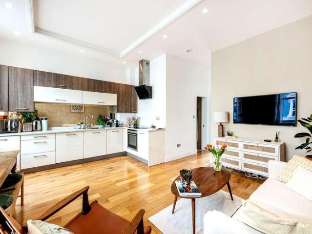 Flat for sale in North Kensington, Greater London
