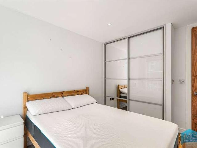 Flat for sale in Hoxton, Greater London