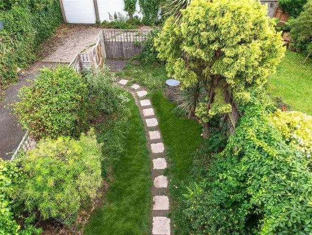 Flat for sale in Summerstown, Greater London