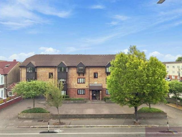 Flat for sale in Freezywater, Greater London