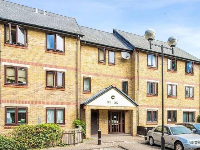 Flat for sale in London Borough of Hackney, Greater London