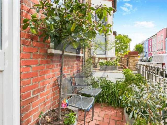 Flat for sale in Kentish Town, Greater London