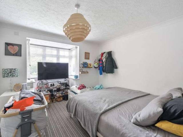 Flat for sale in Carshalton Beeches, Greater London