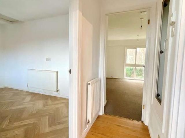 Flat for sale in Llanbadoc, Wales
