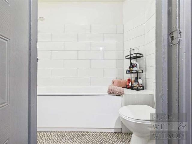 Flat for sale in Bohemia, Guestling Green