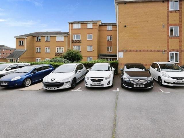 Flat for sale in Aldershot, Hampshire