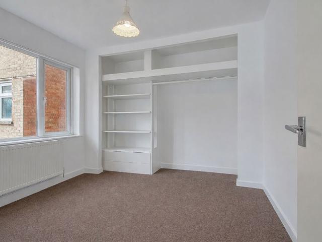Flat for sale in North Watford, Hertfordshire