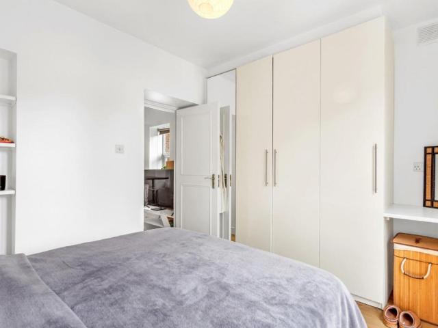 Flat for sale in Brownswood Park, Stoke Newington