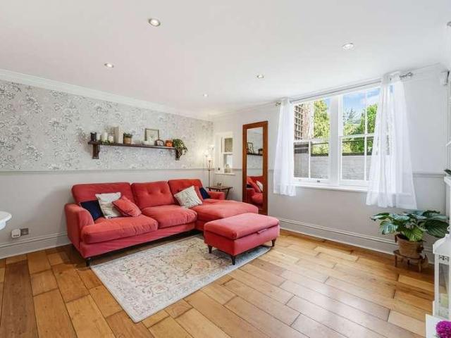 Flat for sale in Red Hill, Surrey