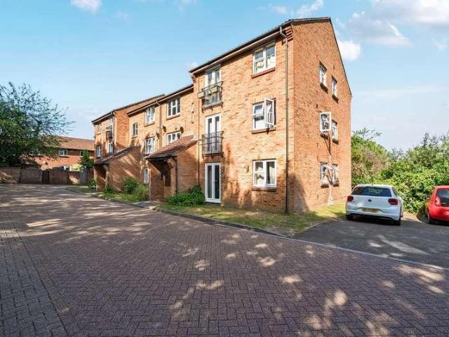 Flat for sale in Woking, Surrey