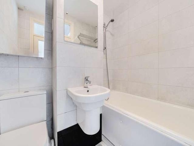 Flat for sale in London Borough of Wandsworth, Greater London