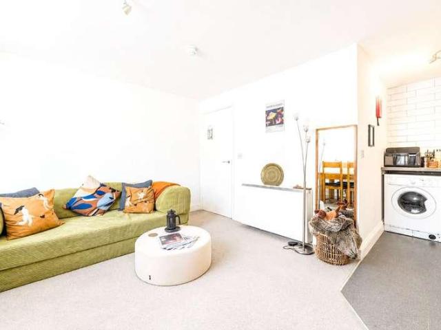 Flat for sale in Robin Hood, The Slade