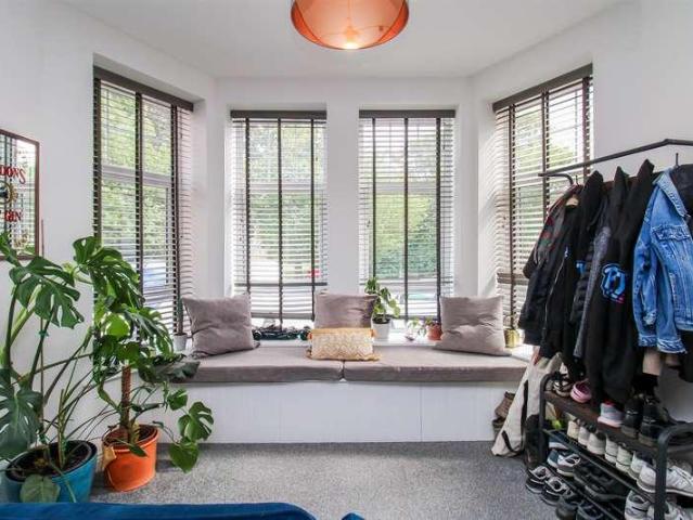 Flat for sale in Belle Isle, West Yorkshire