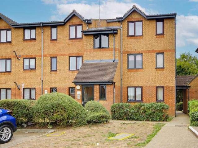 Flat for sale in Freezywater, Greater London