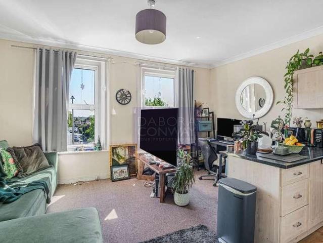Flat for sale in Snaresbrook, Greater London