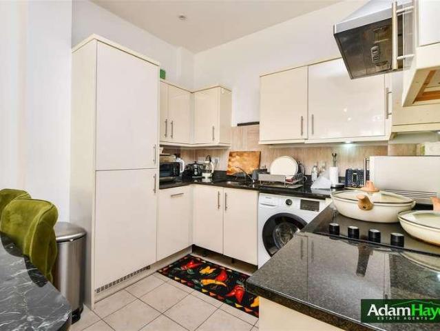 Flat for sale in Temple Fortune, Greater London