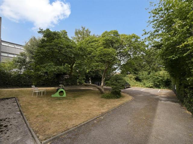 Flat for sale in West Finchley, Greater London