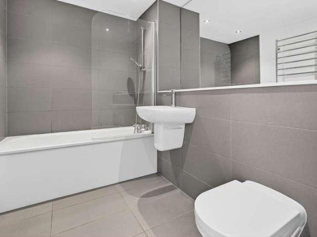 Flat for sale in Shacklewell, Greater London