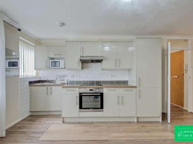Flat for sale in Woodside Park, Greater London