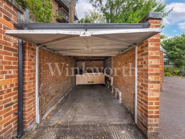 Flat for sale in Temple Fortune, Greater London