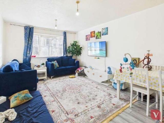 Flat for sale in Spring Park, Luton