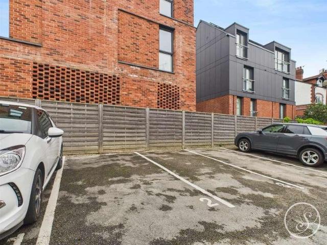 Flat for sale in Chapel Allerton, West Yorkshire