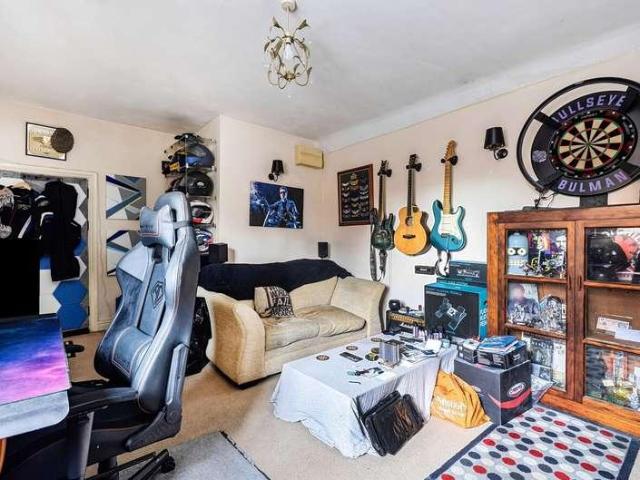 Flat for sale in Devizes, Wiltshire