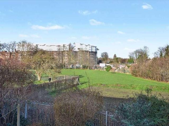 Flat for sale in London Borough of Hounslow, Strand