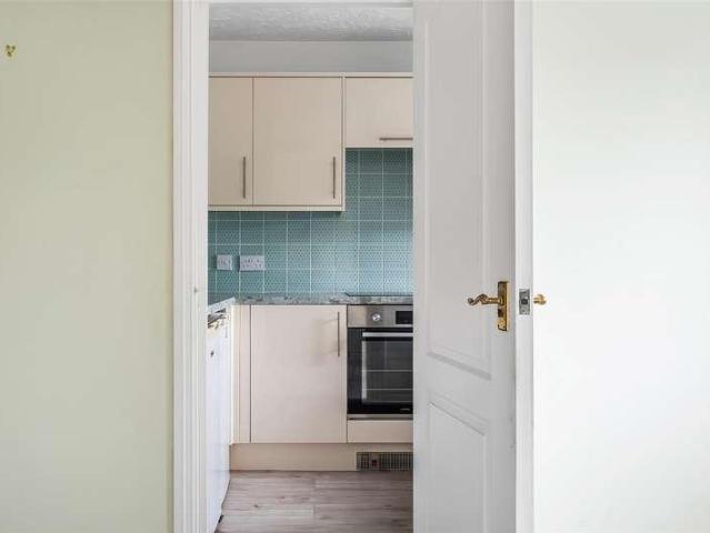 Flat for sale in Oxted, Hillview