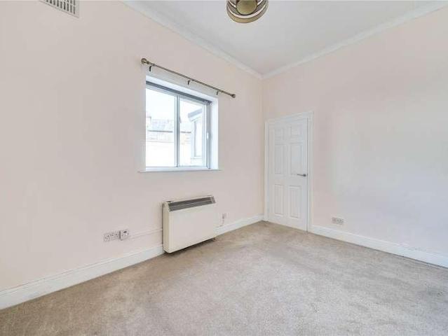 Flat for sale in Surbiton, Greater London