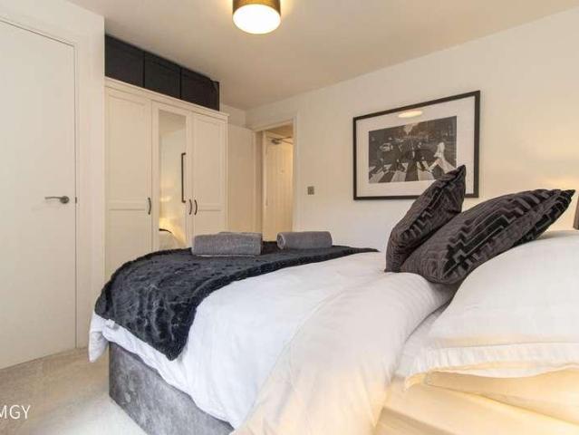 Flat for sale in Plasnewydd, Falcon Lodge