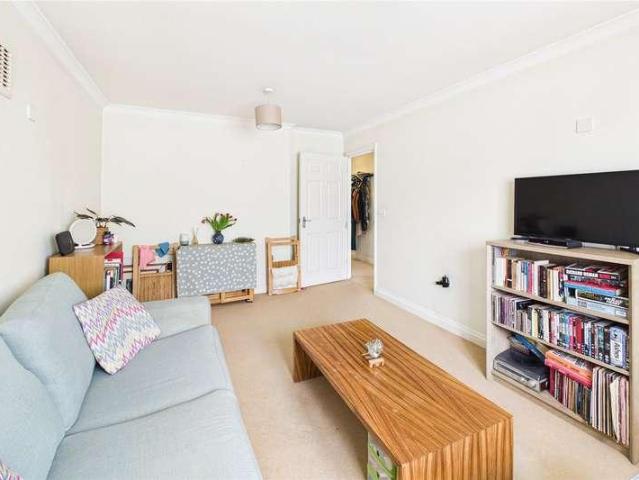 Flat for sale in Streatham Hill, Greater London