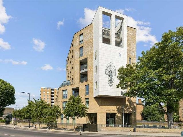 Flat for sale in London Borough of Hackney, Greater London