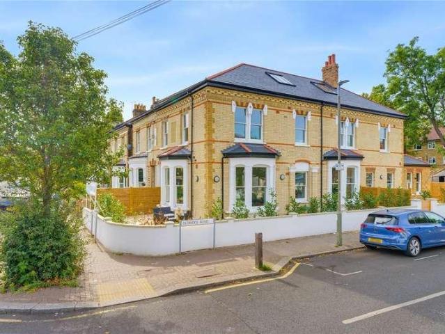 Flat for sale in London Borough of Wandsworth, Greater London