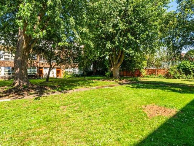 Flat for sale in Ham, Greater London