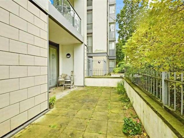 Flat for sale in London Borough of Hounslow, Greater London