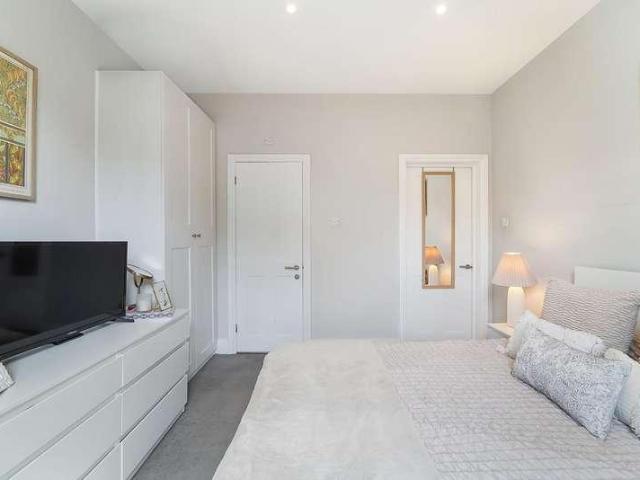 Flat for sale in Woodcote, Epsom