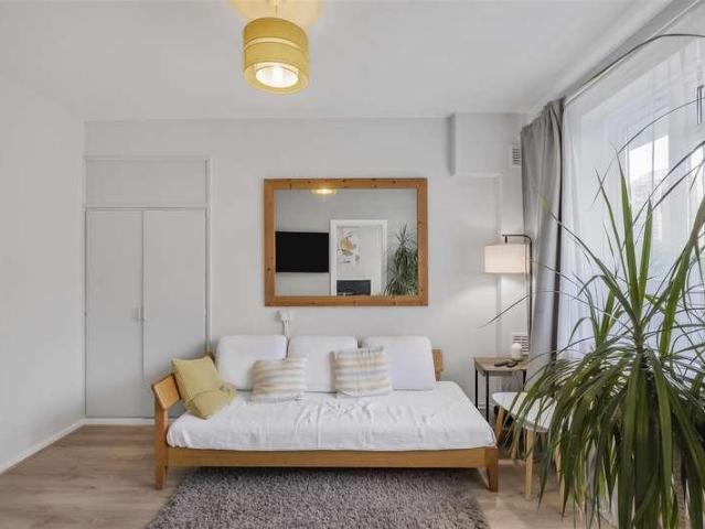 Flat for sale in Clapham Junction, Greater London
