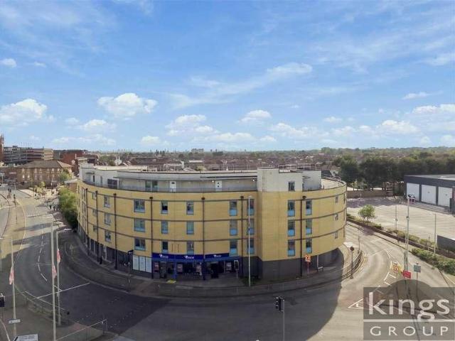 Flat for sale in Broxbourne, Hertfordshire