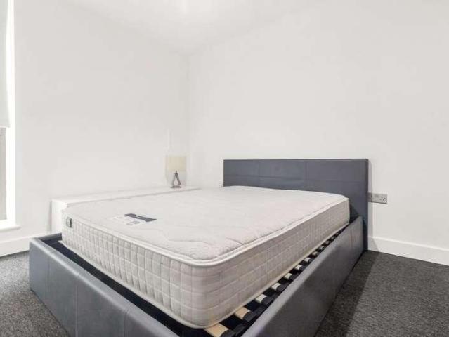 Flat for sale in E16, London