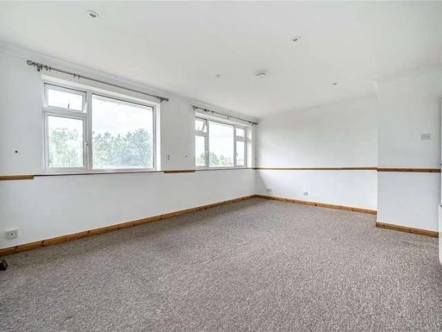 Flat for sale in Epsom, Surrey