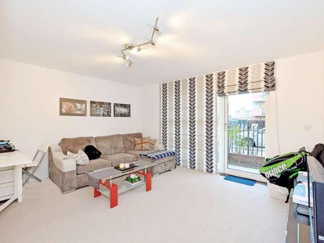 Flat for sale in Bromley-by-Bow, Greater London