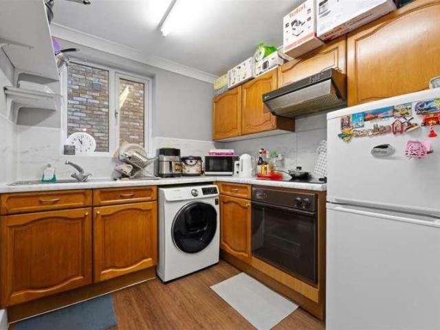 Flat for sale in London Borough of Croydon, Selhurst