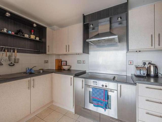 Flat for sale in Canary Wharf, Cat Hill