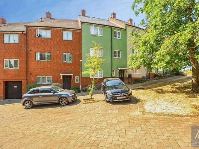 Flat for sale in Buckingham, Buckinghamshire