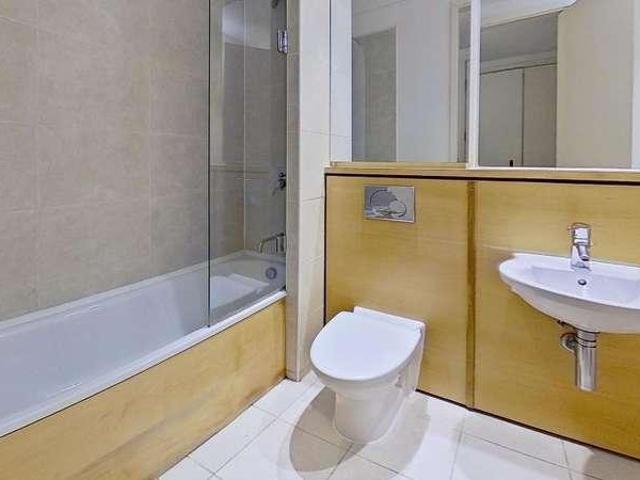 Flat for sale in East Greenwich, Greater London