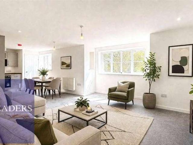 Flat for sale in Chipping Hill, Essex