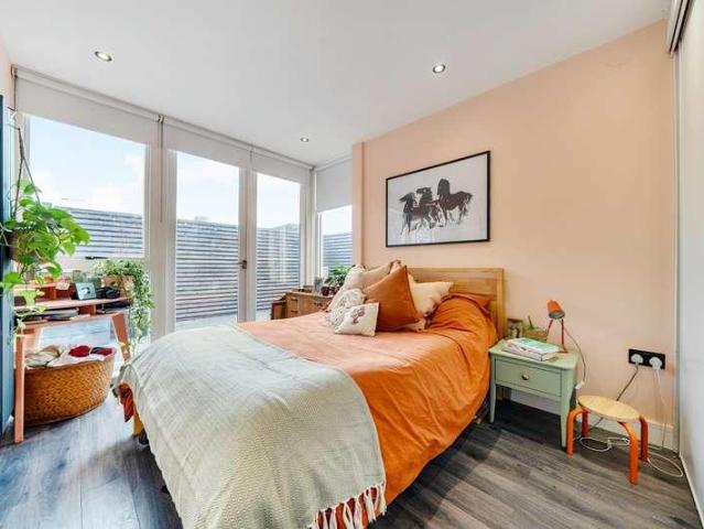 Flat for sale in Albury Court, Greater London